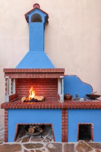 a brick oven with a fire inside of it at Άρνη (η κόρη του Αιόλου) in Arnaia