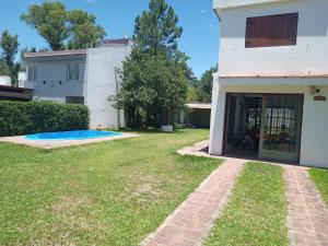 una casa con un patio con piscina en LaAzucena2 en Bialet Massé