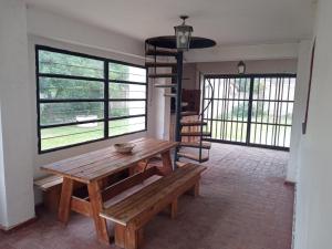 Habitación con mesa de madera y banco. en LaAzucena2 en Bialet Massé