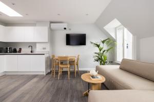 een woonkamer met een bank en een tafel bij Hausd - Soho in Londen
