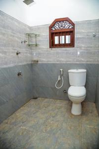 baño con aseo y ventana en Vision Home, en Ambalangoda