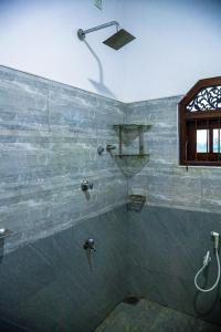 y baño con ducha, ventana y lavamanos. en Vision Home, en Ambalangoda