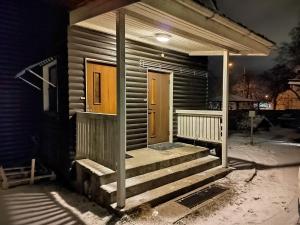 un porche delantero de una casa con puerta y escaleras en 4B Stay - Best Budget Boutique Boardinghouse, en Helsinki