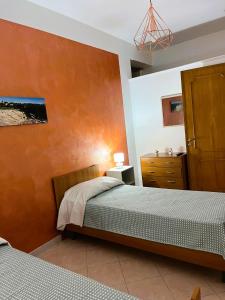 アヴォラにある"Sicilia Bedda"のベッドルーム1室(ベッド2台、ドレッサー付)