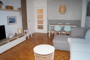 een woonkamer met een bank en een tafel bij Casa Aspe Jaca in Jaca
