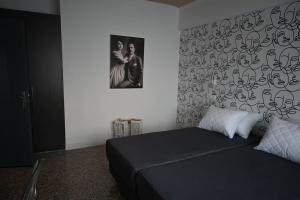 una camera con un letto e una foto appesa al muro di Haris 303 Apartment by VPN Accomodation ad Atene
