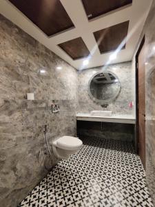ein Bad mit einem WC und einem Waschbecken in der Unterkunft PK Boutique Hotel in Noida