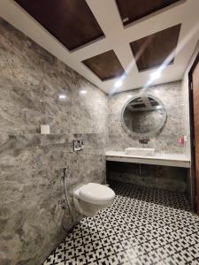 ein Bad mit einem WC und einem Waschbecken in der Unterkunft PK Boutique Hotel in Noida