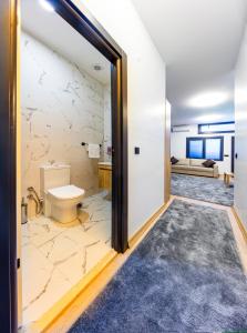 ein Bad mit einem WC und ein Zimmer mit einem Sofa in der Unterkunft Mia Mia Suites in Istanbul