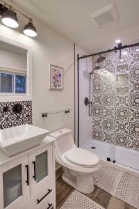 Beamsville的住宿－Comfort Home Stays in Lincoln Niagara，浴室配有白色卫生间和淋浴。