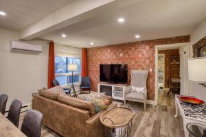 Beamsville的住宿－Comfort Home Stays in Lincoln Niagara，带沙发和电视的客厅