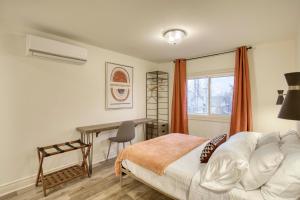 Postel nebo postele na pokoji v ubytování Rustic Elegant Stays in Niagara Benchlands