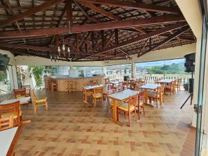 Residenza Piemonte Flat في سيرا نيجرا: مطعم فيه طاولات وكراسي في الغرفة