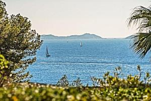 widok na duży zbiornik wody z żaglówkami w obiekcie Logement vue mer splendide - situé à 50 mètres du bord de mer et 2 minutes des plages - Bandolina w mieście Bandol