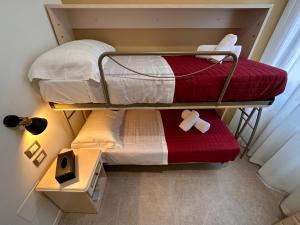 מיטה או מיטות קומותיים בחדר ב-Collegio AMDG