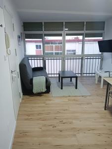 Μια τηλεόραση ή/και κέντρο ψυχαγωγίας στο 2 bedroom Apartment in San Fernando