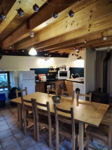 cocina con mesa de madera, mesa y sillas en Chez Philopin, en Saint-Pierre-Colamine