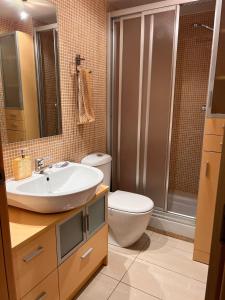 uma casa de banho com um WC, um lavatório e um chuveiro em FIRA Gran Vía 2 - Private Rooms in a Shared Apartment - Habitaciones Privadas en Apartamento Compartido em L'Hospitalet de Llobregat