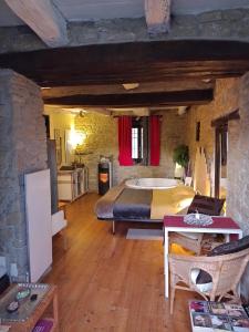 1 dormitorio con 1 cama grande en una habitación de piedra en #FortCozzo - JacuzziSuite & Sauna - Casola Valsenio, en Mercatale