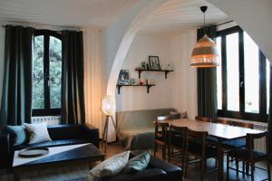 uma sala de estar com uma mesa e um sofá em Villa les Grillons em Hyères