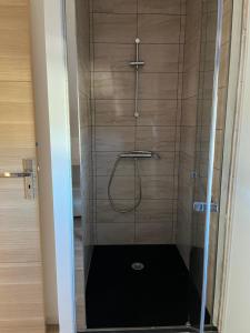 y baño con ducha y puerta de cristal. en Le Sailhet, maison de vacances, en Pierrefitte-Nestalas