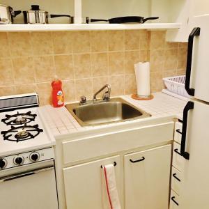 cocina con fregadero y fogones en Stylish Montreal Apartment: Comfortable Stay in the Golden Square Mile, en Montreal