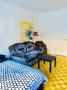 sala de estar con sofá, sofá y mesa en Stylish Montreal Apartment: Comfortable Stay in the Golden Square Mile, en Montreal