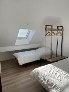 1 dormitorio con 2 camas y ventana en Le Sailhet, maison de vacances, en Pierrefitte-Nestalas