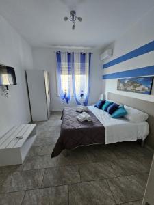 ソレントにあるSorrentosunriseのベッドルーム(青い枕の大型ベッド1台付)