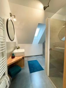 ein Bad mit einem Waschbecken und einem Spiegel in der Unterkunft Apartmány Bobrík in Liptovský Mikuláš