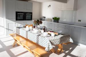 Fotografie z fotogalerie ubytování Lakeview Barn, sleeps 5-7 Guests new inside v destinaci Matlock