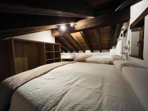 1 dormitorio con 2 camas en una habitación en Cabanya les Moreres, en Molló
