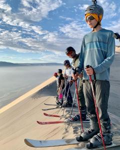 的住宿－Acari Hotel Resort，一群滑雪者在沙漠中