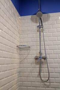 y baño con ducha y red. en Villa Pargo, en Fajã da Ovelha