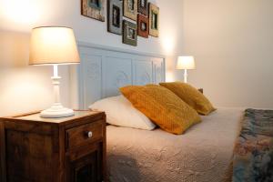 Una cama con dos almohadas y una lámpara en una mesita de noche. en Villa Pargo, en Fajã da Ovelha 20 fotos más