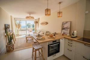 Eldhús eða eldhúskrókur á Logement vue mer splendide - situé à 50 mètres du bord de mer et 2 minutes des plages - Bandolina