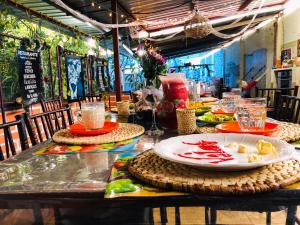 un tavolo con piatti di cibo sopra di Hospedaje Familiar Valentina a Mera