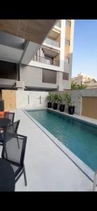 ein Swimmingpool mitten in einem Gebäude in der Unterkunft Areias de Bombas in Bombinhas