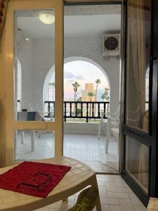Zimmer mit offener Tür und Blick auf den Innenhof in der Unterkunft Bungalow S+1 au port de Kantaoui, Sousse. Avec balcon offrant une panorama envoûtant in Sousse