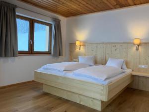 ein Schlafzimmer mit einem großen Bett in einem Zimmer in der Unterkunft Apartment Obergruberhof in Schladming