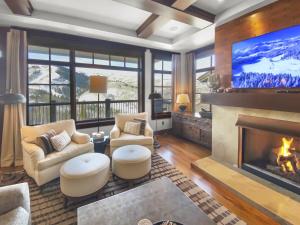 sala de estar con chimenea y TV en 401 Empire Pass Ski-In Ski-Out Escape! Luxury at Deer Valley Mountains! condo en Park City