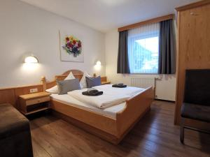 a bedroom with a bed and a window at Gästehaus Amadé in Flachau