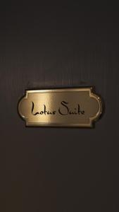 ein goldenes Schild, das Louis Silt liest in der Unterkunft La Cles Deluxe Suites in Cles