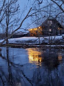 Nītaure的住宿－River House，雪中河边的房子
