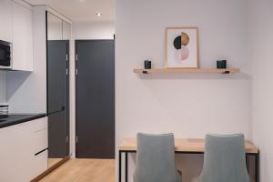 - une cuisine avec une table et deux chaises dans l'établissement Apartament Poznań, à Poznań