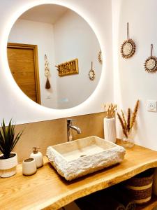 La salle de bains est pourvue d'un lavabo et d'un miroir. dans l'établissement Logement vue mer splendide - situé à 50 mètres du bord de mer et 2 minutes des plages - Bandolina, à Bandol