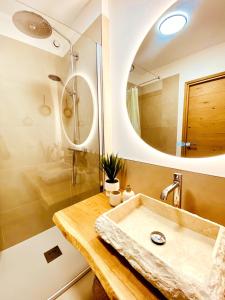 a bathroom with a sink and a shower at Logement vue mer splendide - situé à 50 mètres du bord de mer et 2 minutes des plages - Bandolina in Bandol