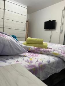 Postel nebo postele na pokoji v ubytování Apartmani Povlen 52 + 2 fotografie