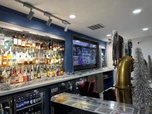 un bar con un montón de botellas de alcohol en Quality Inn & Suites Lake Havasu City en Lake Havasu City