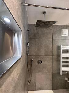 una ducha con puerta de cristal en un baño en DAS MANFRED, en Sankt Michael im Lungau 103 fotos más